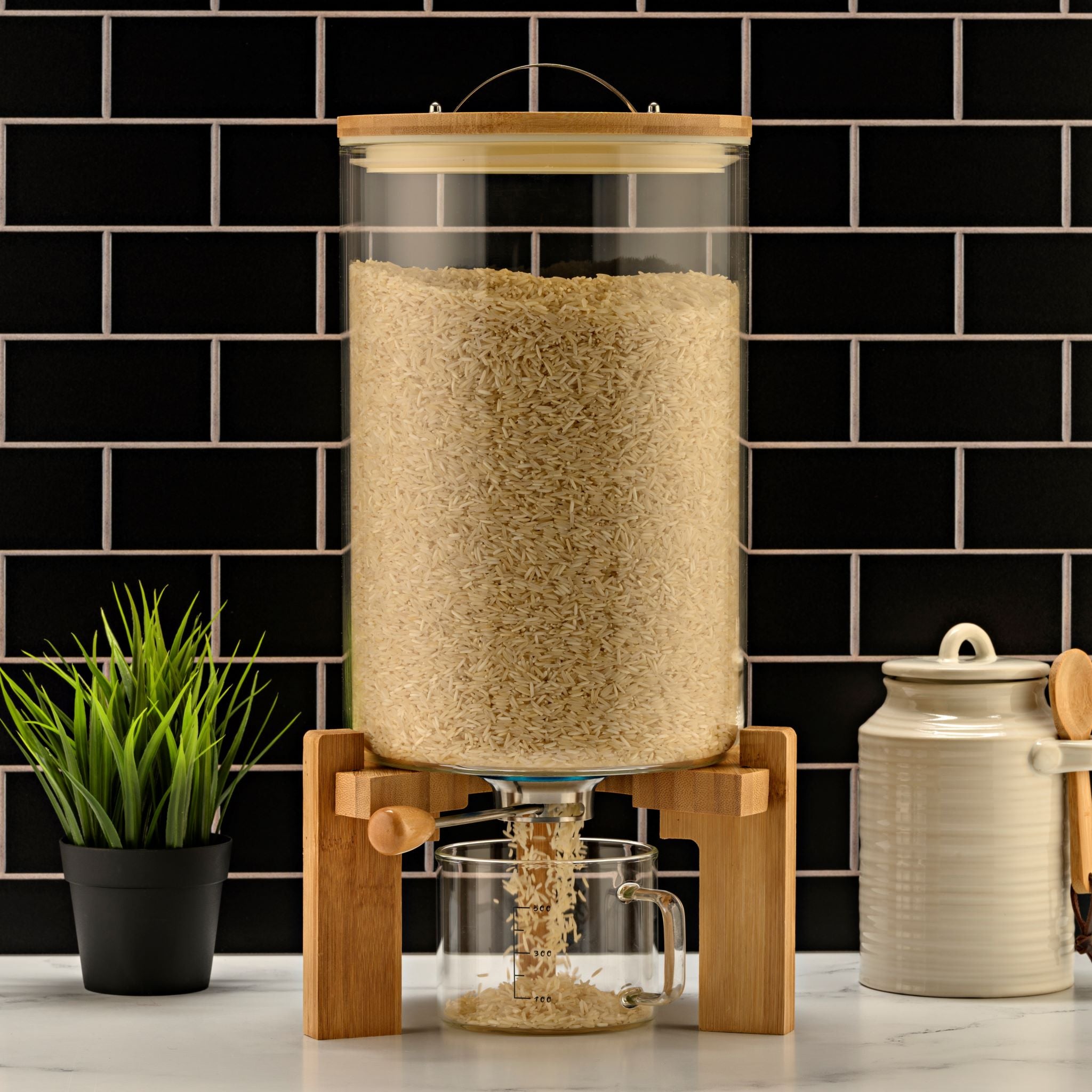 https://www.evotella.com/cdn/shop/products/Rice.Dispenser.1-3.27.22-andy-greenwell_84109_1to1_BestViewing_2048x.jpg?v=1656632202